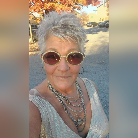 Meet your Posher, Eve - Picture 2 of 4